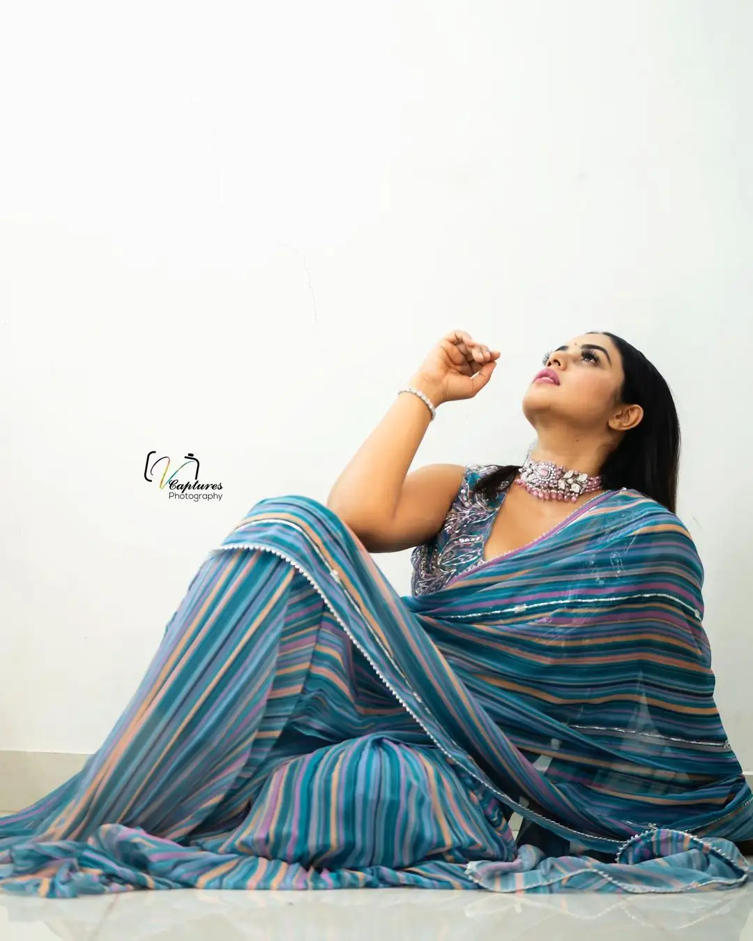 SHAMNA KASIM IN BEAUTIFUL JEWELLERY BLUE SAREE SLEEVELESS BLOUSE 9